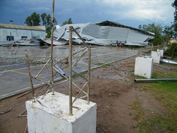 Fuerte temporal en Vedia Se volaron techos cayeron postes de luz